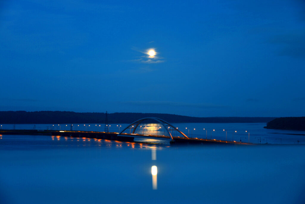 満月の温根沼大橋