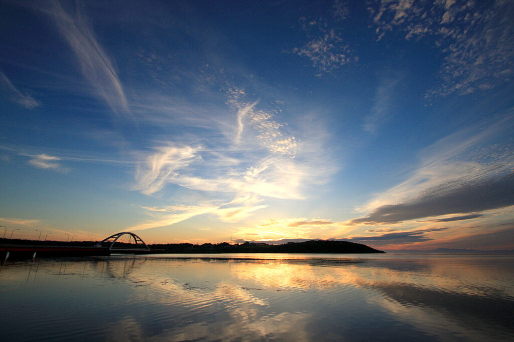 温根沼大橋と夕景